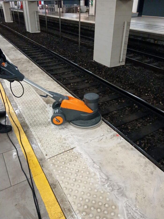 Une photo prise pendant l'opération propreté en gare souterraine de Paris Gare de Lyon avec l'utilisation d'une monobrosse.