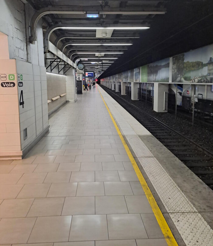 Une photo prise pendant l'opération propreté en gare souterraine de Paris Gare de Lyon avec une vue avant/après de l'un des quais.